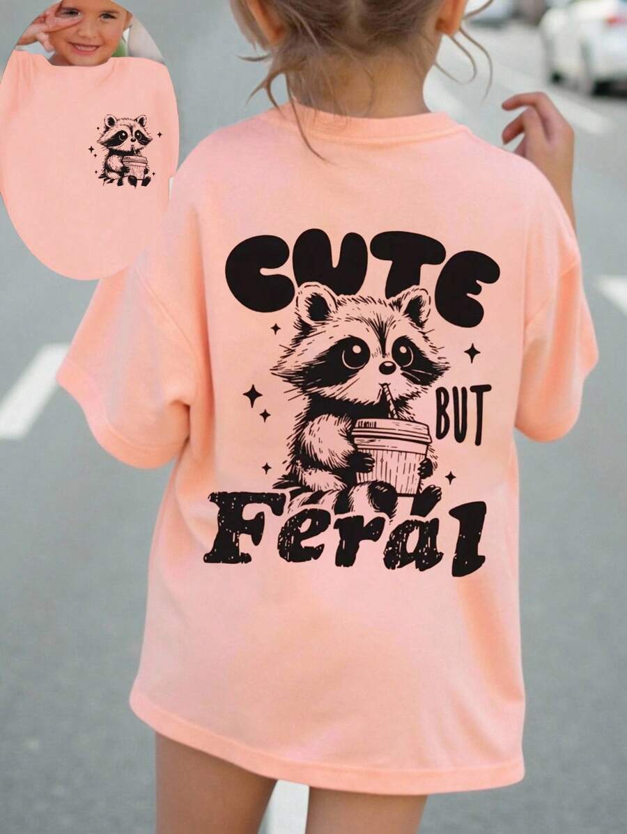 SHEIN Playful Pals 女婴休闲可爱浣熊和珍珠奶茶字母印花“CUTE BUT FERAL”短袖 T 恤，春夏