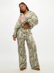 SUMWON WOMEN 宽腿慢跑裤复古 Y2K 风格军事迷彩印花贴花字母休闲街头服饰节日嘻哈冬秋时尚裤子 - 彩色 - 查看 3