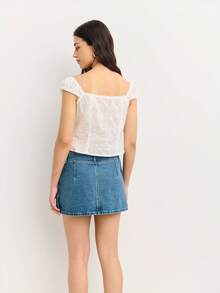 Nöista Áo crop top thêu Thụy Sĩ với cổ tim, tay nhún và chi tiết xẻ tà phía trước. Hoàn hảo cho những buổi dã ngoại mừng Quốc khánh 4 tháng 7, hẹn hò trên bãi biển hoặc tiệc tùng mùa hè! - trắng - Xem 2