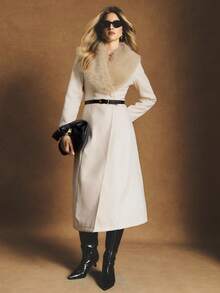 Poéselle 奶油色长款大衣，配以柔软的人造毛皮披肩领，优雅的冬季必备单品。人造毛皮领大衣，女士长款大衣，冬季长款大衣，奶油色冬季，吸睛外套，中性色胶囊衣橱，奢华女士大衣，优雅冬季时尚，女士时尚翻领大衣，冬季，简约时尚，适合日常穿着、外出、通勤、约会、居家等各种场合。 - 杏色 - 查看 1