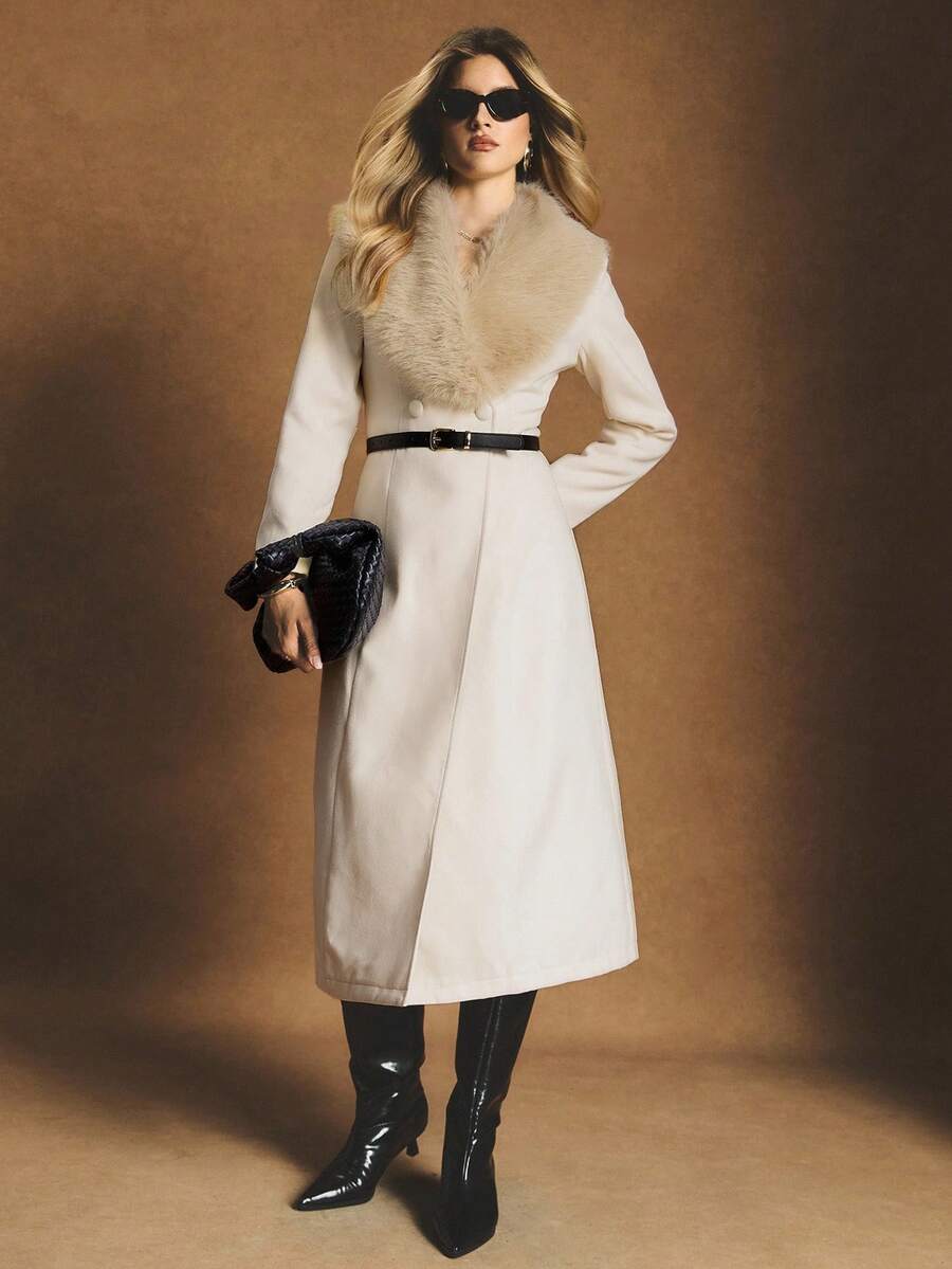 Poéselle 奶油色长款大衣，配以柔软的人造毛皮披肩领，优雅的冬季必备单品。人造毛皮领大衣，女士长款大衣，冬季长款大衣，奶油色冬季，吸睛外套，中性色胶囊衣橱，奢华女士大衣，优雅冬季时尚，女士时尚翻领大衣，冬季，简约时尚，适合日常穿着、外出、通勤、约会、居家等各种场合。 - 杏色 - 查看 1