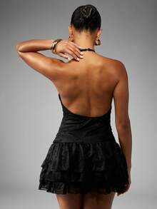 MISSGUIDED 蕾丝吊带迷你派对连衣裙，层叠荷叶边裙摆，完美适用于假日晚宴、舞会、夜生活、婚礼宾客等特殊场合，尽显个性风采。 - 黑色 - 查看 2