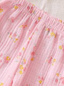 SHEIN طقم بيجامة مريح من قميص كارديجان مطبوع بزهور وبنطلون مع أقدام من القطن الشاش للمواليد الجدد