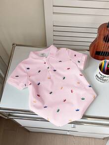 SHEIN 1 件年轻男孩休闲学院皇冠印花短袖 Polo 衫，舒适百搭，适合户外玩耍和上学，春夏季 - 粉色 - 查看 3