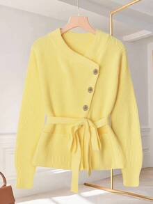 GlowEve CURVE كارديجان أصفر طويل الأكمام مناسب للنساء ذوات الحجم الكبير، بتصميم متماثل غير متماثل مع ربطة الخصر، مناسب للارتداء في الشتاء والخريف أثناء التنقل - أصفر - مشاهدة 3