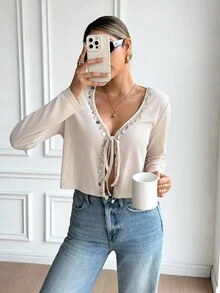 SHEIN Frenchy Camiseta casual con cordones y decoración de colgante para mujer