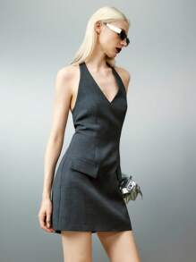 Airlisse Gaun Mini Kasual Tanpa Lengan dengan Leher V dan Pinggang Halter, Dilengkapi Saku, dan Dekorasi, Cocok untuk Perjalanan atau Acara Formal. - Dark Grey - View 1