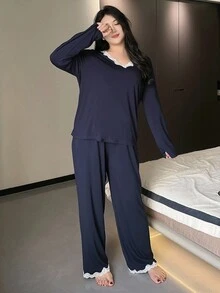 Dazy Plus 2 piezas Conjunto de pijama de talla grande para mujer con top holgado de cuello en V con parches de encaje y pantalones, ropa de otoño e invierno