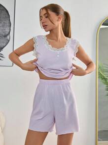 RueChic 2 件撞色蕾丝和纽扣细节无袖短款上衣和生菜细节短裤家居服套装