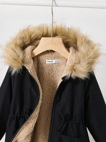 Emery Rose Kids Emery Rose Kids 女童纯色连帽外套，双口袋设计，饰有字母贴布，休闲外套，黑色哑光纯色梭织面料，黑色腰部松紧带，连帽拼接设计，保暖加厚抓绒内衬，中长款休闲外套，适合上学、购物、生日派对等场合，时尚保暖，适合秋冬季穿着。