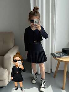 Nowy, elegancki, dwuczęściowy komplet dla dziewcząt w wieku 4-7 lat, bluzka z długim rękawem i dekoltem w serek zapinana na guziki, w połączeniu z modną plisowaną spódnicą, odpowiedni na wiosnę i jesień