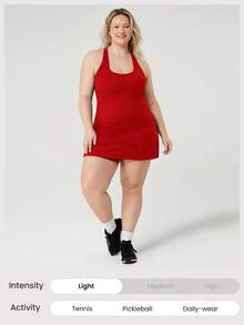 GLOWMODE FeatherFit™-Air Plus Size Peekaboo 吊带连衣裙，内置防滑短裤，低冲击瑜伽日常夏季连衣裙，黑色连衣裙，速干吸湿排汗 - Fiery Red - 查看 7