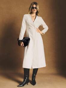 Poéselle 奶油色长款大衣，配以柔软的人造毛皮披肩领，优雅的冬季必备单品。人造毛皮领大衣，女士长款大衣，冬季长款大衣，奶油色冬季，吸睛外套，中性色胶囊衣橱，奢华女士大衣，优雅冬季时尚，女士时尚翻领大衣，冬季，简约时尚，适合日常穿着、外出、通勤、约会、居家等各种场合。 - 杏色 - 查看 8