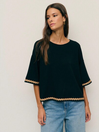 Nöista Top court à manches courtes avec garniture décorative et silhouette décontractée, facile à superposer - parfait pour l'automne pour les femmes et fonctionne comme un vêtement léger pour l'hiver pour les femmes lorsqu'il est superposé sous des manteaux. Stylez-le pour des looks de fête décontractés, habillé-le pour un mariage décontracté, ou associez-le à des accessoires pour les rassemblements de Noël et du Nouvel An ; il s'adapte également sans effort pour Halloween ou les ensembles de cosplay.