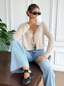 SHEIN Frenchy Camiseta casual con cordones y decoración de colgante para mujer