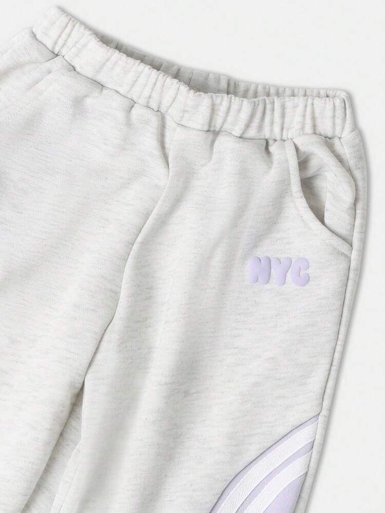 와이드 레그 조거 팬츠와 컬러블록 티셔츠