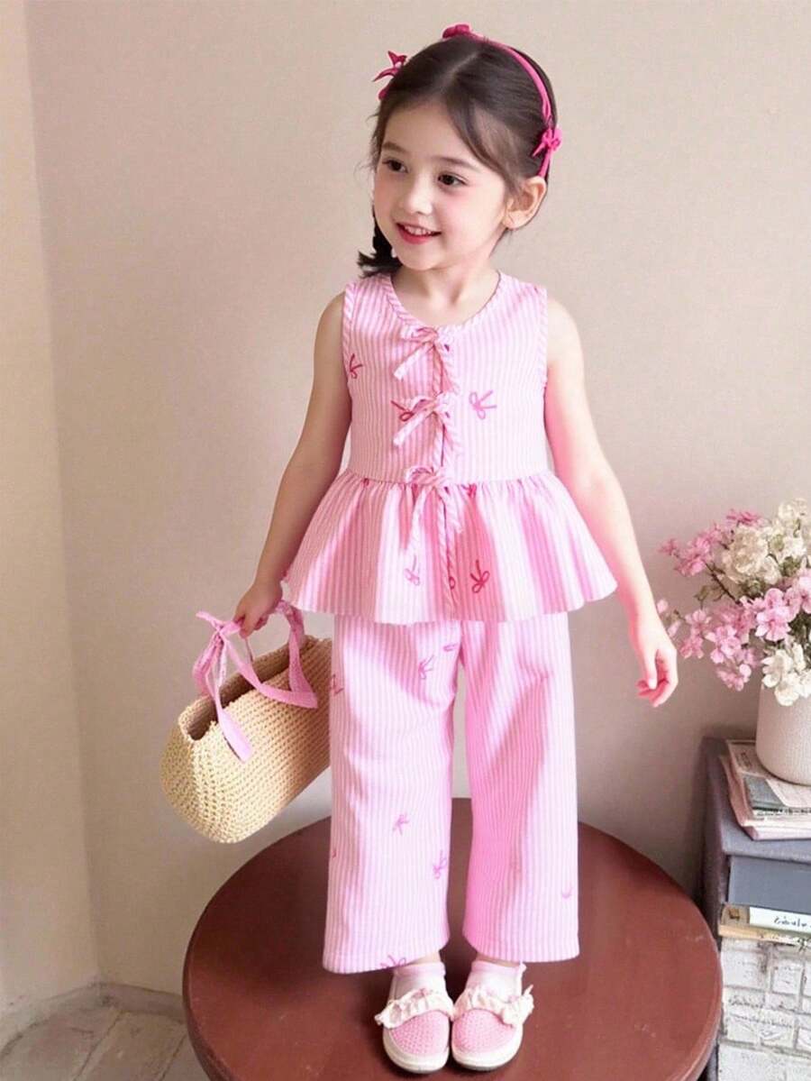 SHEIN Playful Pals 2 件装年轻女孩蝴蝶结条纹无袖上衣，带荷叶边下摆和裤子休闲装 - 粉色 - 查看 1