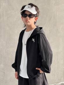 SHEIN Jaqueta infantil masculina casual, esportiva, universitária, retrô, preta, com capuz e proteção solar, com estampa pequena. Ideal para a volta às aulas, festas de aniversário, eventos noturnos, apresentações, casamentos, batizados e para o outono/inverno. - Preto - Ver 4