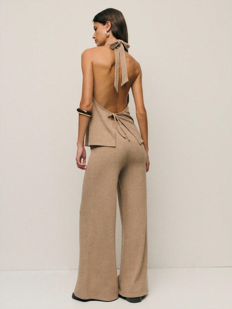 Nöista 灰褐色罗纹针织吊带裤套装，为秋季服装和女士秋装增添舒适精致感。这款配套套装包含一件合身的吊带上衣和一条阔腿休闲裤，非常适合打造本季女士高雅冬装、办公室装扮或时尚居家造型。 - 卡其色 - 查看 5