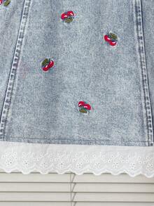 SHEIN 女婴牛仔连衣裙，可爱复古水洗浅蓝色牛仔布，荷叶边下摆樱桃刺绣蕾丝边修身牛仔连衣裙，面料柔软舒适，时尚日常穿着，女童牛仔连衣裙，秋冬新款，搭配夹克、裤子，适合多种场合 - 淺色水洗藍 - 查看 6