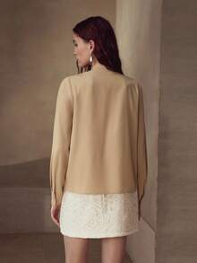 MOTF PREMIUM 花卉刺绣衬衫 - 卡其色 - 查看 3