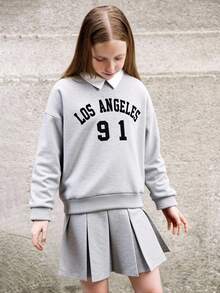 SHEIN Set de 2 piezas de niña preadolescente, camisa estilo universitario americano con estampado de letras en inglés y falda plisada, conjunto de sudadera informal