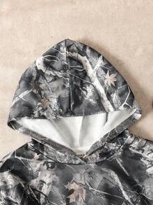 SHEIN بلوزة رياضية كاجوال فضفاضة للمراهقات بطبعة كاموفلاج أشجار وأغصان وطباعة شارع مع كابوشون