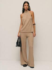 Ensemble pantalon et Top à col ras-du-cou en tricot côtelé taupe de Nöista, offrant une sophistication confortable pour les vêtements d'automne et les tenues d'automne pour femmes. Cet ensemble assorti comprend un Top ajusté à col ras-du-cou et un pantalon ample de style lounge, le rendant parfait pour des tenues d'hiver élégantes pour femmes, des vêtements de bureau ou des looks chics à la maison pour cette saison. - Kaki - Voir 2