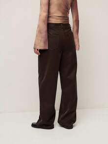 Nöista Pantalones anchos de piel sintética marrón oscuro con costuras estructuradas. Un imprescindible para la ropa de otoño para mujeres, ideal para el streetwear elegante, pantalones de vestir de otoño para mujeres o para combinar con chaquetas y blusas elegantes.