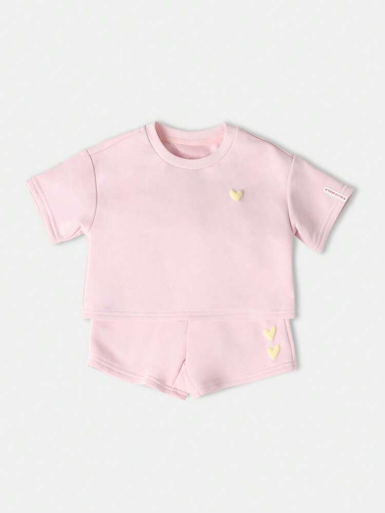 하트 디테일이 있는 크루넥 티셔츠와 반바지 세트