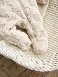 新生女宝宝可爱毛绒杏色连帽连体衣，秋冬季