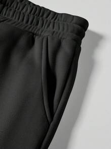 Manfinity LEGND Bộ 2 món áo nỉ trùm đầu in chữ và quần có túi màu tương phản dành cho nam, trang phục mùa thu - trắng - Xem 3