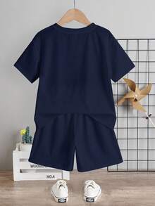 SHEIN 2 件套男童休闲简约经典条纹拼接，国王图形印花 T 恤和短裤套装，夏季 - 藏蓝色 - 查看 4