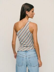 Nöista 条纹单肩系腰上衣，柔软罗纹针织，斜纹奶油色、棕色和淡蓝色条纹，不对称领口和单肩设计，打造现代俏皮廓形，腰部系带勾勒出优美身形，与高腰下装相得益彰。秋季和假日造型的完美之选——在圣诞派对上，可内搭皮夹克或定制西装外套。 - 彩色 - 查看 3