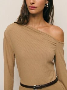 Nöista Top de punto acanalado con escote asimétrico descubierto de un hombro, combinado con pantalones de pierna ancha entallados. Un conjunto minimalista elegante que favorece la silueta, perfecto para looks de oficina elegantes, salidas refinadas y atuendos inteligentes para vacaciones.