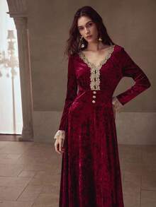 MOTF PREMIUM Vestido línea A con cintura ceñida, de terciopelo jacquard con parches de encaje dorado y escote en V, elegante y minimalista - Burdeos - Ver 5