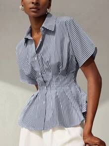 Aveloria Modichic 粉色和白色对比条纹腰部褶皱设计休闲通勤百搭夏季短袖翻领宽松下摆女式衬衫 - 藏蓝色 - 查看 6