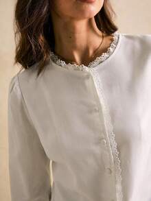 Poéselle 女士衬衫，纽扣门襟，蕾丝边饰，白色长袖衬衫，休闲衬衫；女士优雅通勤撞色蕾丝前襟纽扣衬衫；女士上衣；女士衬衫；女士秋季装；女士冬季装；女士冬季商务休闲装 - 白色 - 查看 3