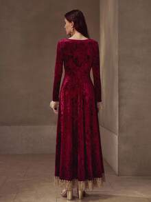 MOTF PREMIUM Vestido línea A con cintura ceñida, de terciopelo jacquard con parches de encaje dorado y escote en V, elegante y minimalista - Burdeos - Ver 4