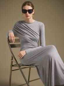 Ontre 优雅风格，简约设计，材质，针织面料，灰色，长袖，船领，褶饰细节，修身廓形，女式长裙，女式针织连衣裙，秋季服装，日常休闲装，商务休闲装 - 灰色 - 查看 1