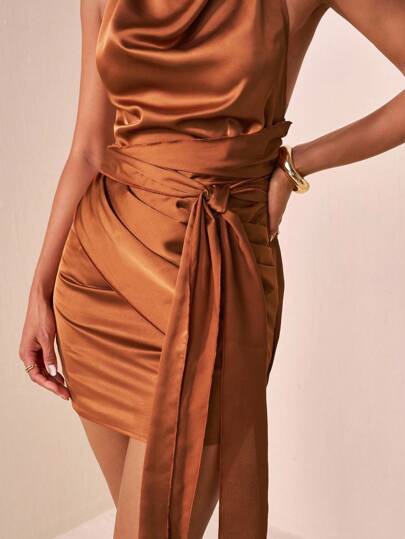 Zivah 2025新款秋季,秋夏休闲,甜美辣妹风,日常约会,通勤,商务淑女,优雅沙滩,邮轮,派对,简约,网红爆款,生日派对,高端派对,摆领,绒领,小立领,大露背,长吊带设计,臀部轮廓,褶皱设计,迷你裙,迷你裙,棕色缎面,雪花仿丝织面料,女士迷你连衣裙-B