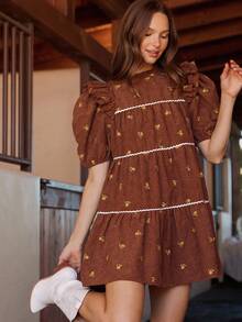 WESTFADE Váy ngắn xếp tầng cổ giả nhung thêu hoa viền tương phản tay bèo nhún dễ thương mùa thu cho nữ trang phục hòa nhạc đồng quê - màu nâu - Xem 1