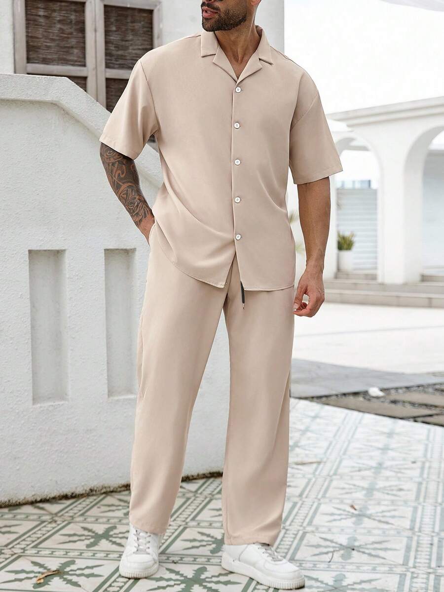 Manfinity Homme Conjunto de camisa de cuello cubano de unicolor y pantalones casuales con cordón y cintura elástica para hombres de talla grande, conjunto de ropa cómoda