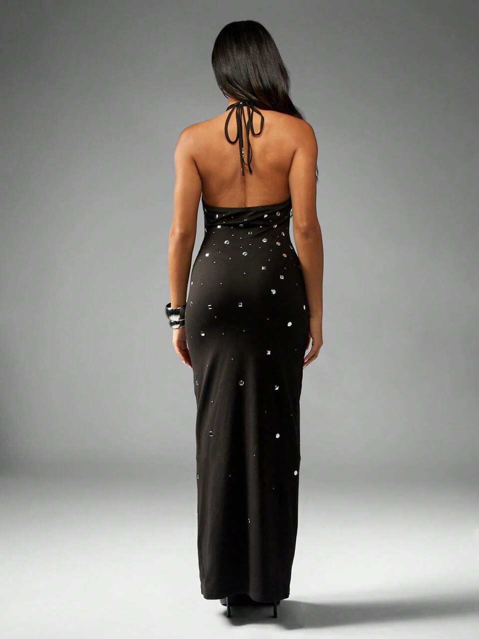 MISSGUIDED Robe de soirée fourreau sans manches à encolure bénitier et col montant cloutée avec ornements métalliques, robe longue pour soirée de gala et bal