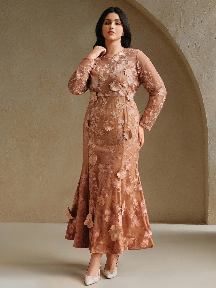Elegantes Kleid in Große Größen mit floraler Stickerei und Fischschwanz-Mesh