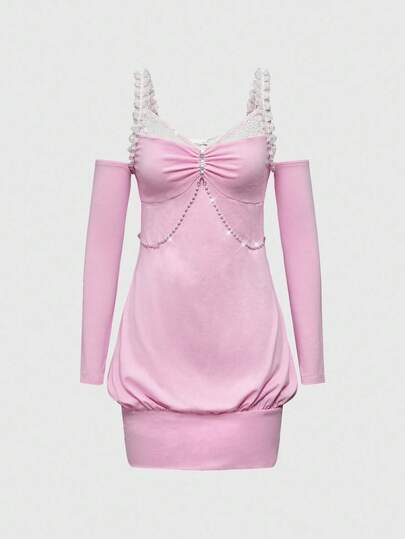 J-Fashion Abito elegante da donna con inserti in pizzo, scollo a spalle scoperte, decorato con catena e fiocco, lunghezza media