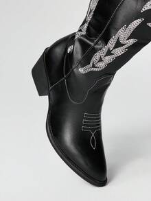 ROMWE Fairycore Giày bốt cao gót mũi nhọn màu đen dành cho nữ, giày bốt cao cổ kiểu dáng đại học, giày bốt da cổ chữ V thêu, giày bốt cao đến giữa bắp chân - màu đen - Xem 3