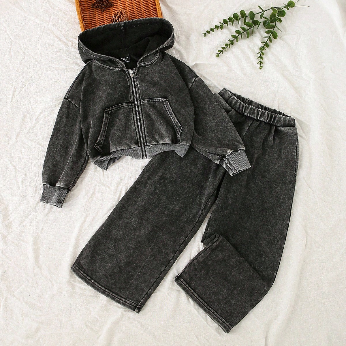 Conjunto de chaqueta vaquera corta con capucha holgada y pantalones vaqueros de pierna recta suaves y cómodos para niñas, versátil y de moda para u
