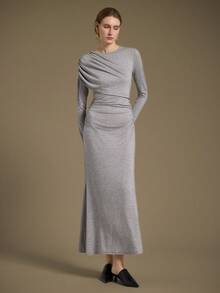Ontre 优雅风格，简约设计，材质，针织面料，灰色，长袖，船领，褶饰细节，修身廓形，女式长裙，女式针织连衣裙，秋季服装，日常休闲装，商务休闲装 - 灰色 - 查看 4