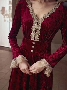 MOTF PREMIUM Vestido línea A con cintura ceñida, de terciopelo jacquard con parches de encaje dorado y escote en V, elegante y minimalista - Burdeos - Ver 3